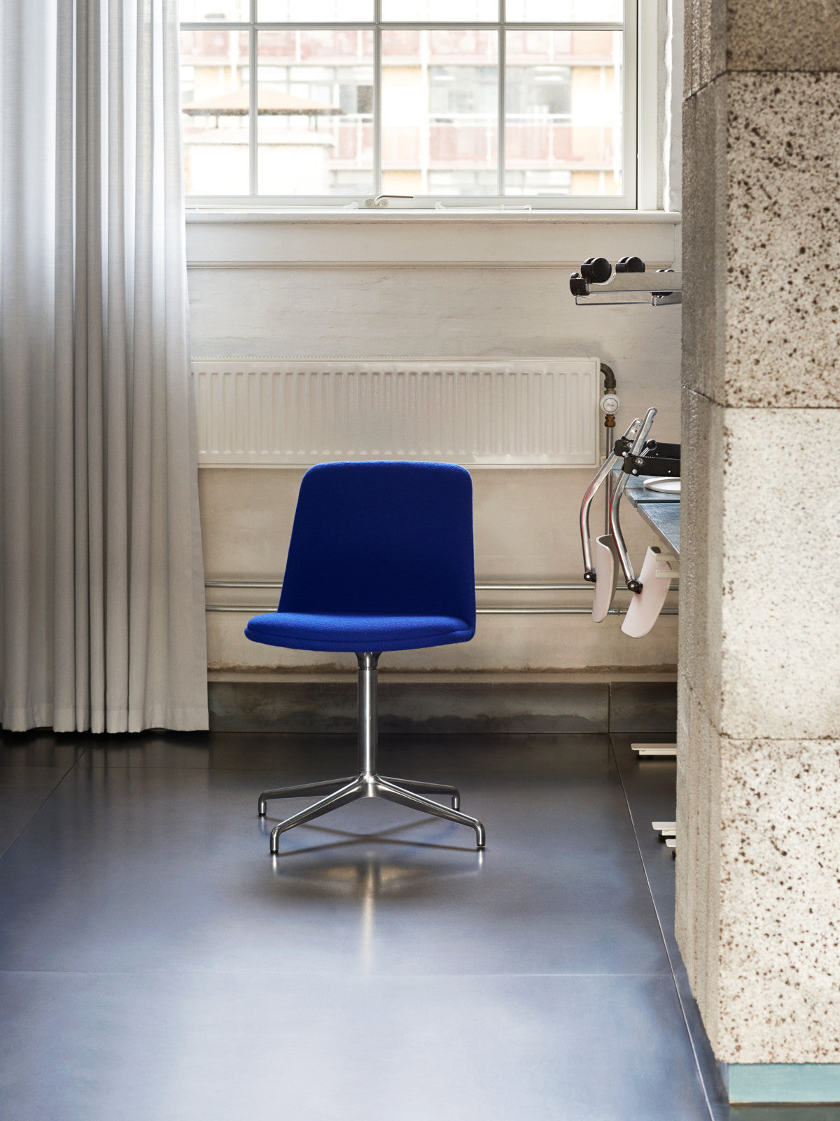 Rely Meeting Chair HW14 - 4-Star Swivel Base - Fully Upholstered with Seat Pad