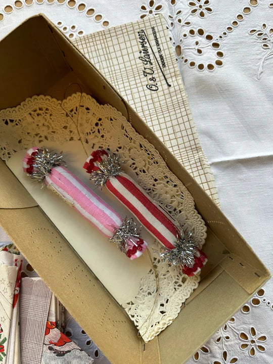 Ornament Crackers - Red Wide Stripes