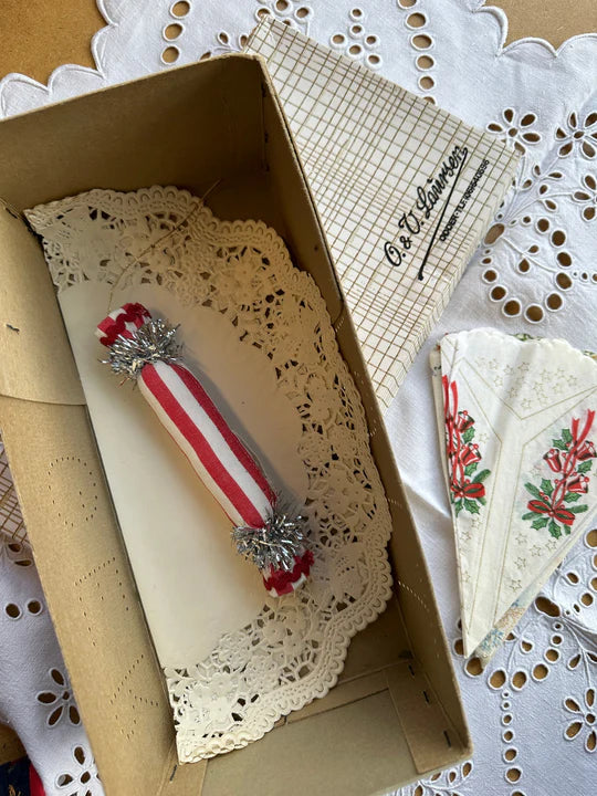 Ornament Crackers - Red Wide Stripes