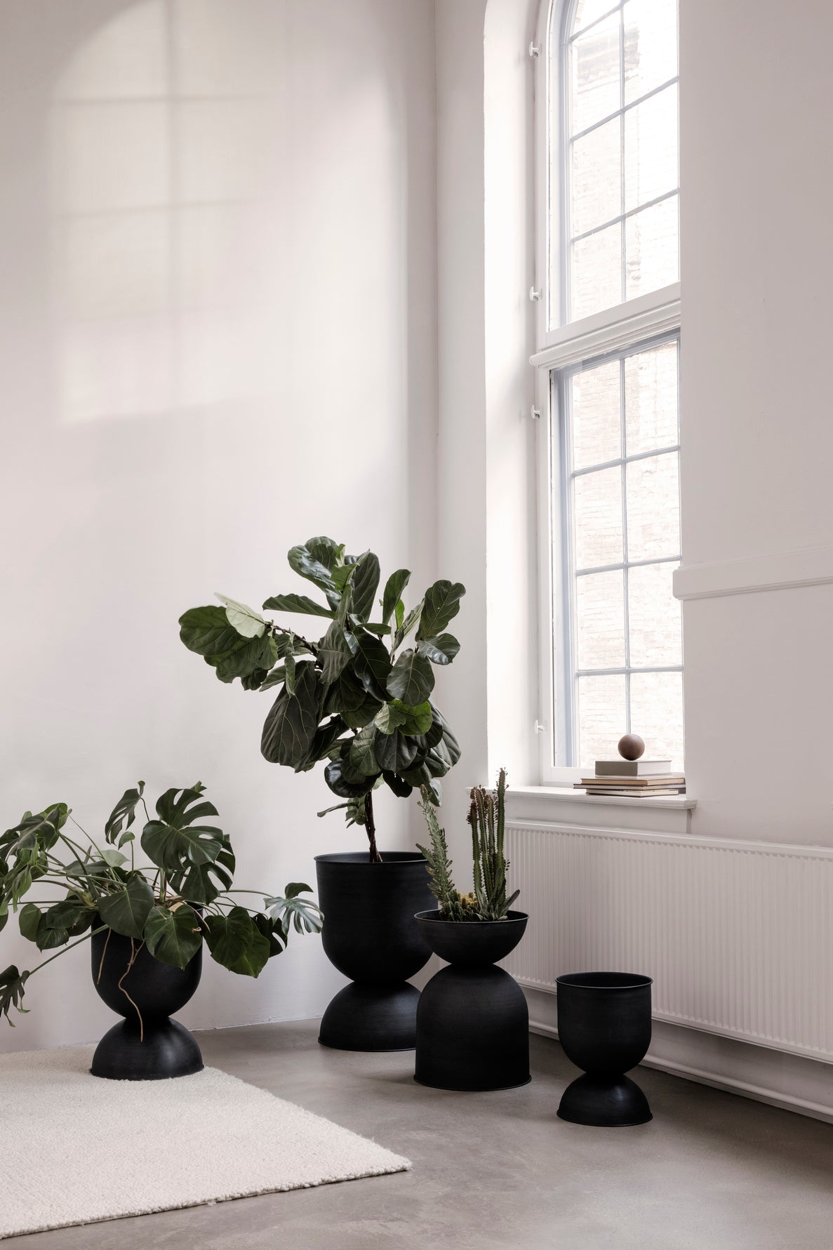 Hourglass Pot Extra Small - Black