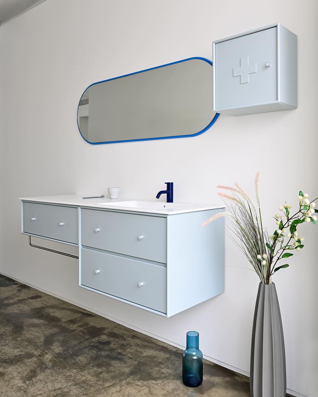 FIGURE Oval Mirror