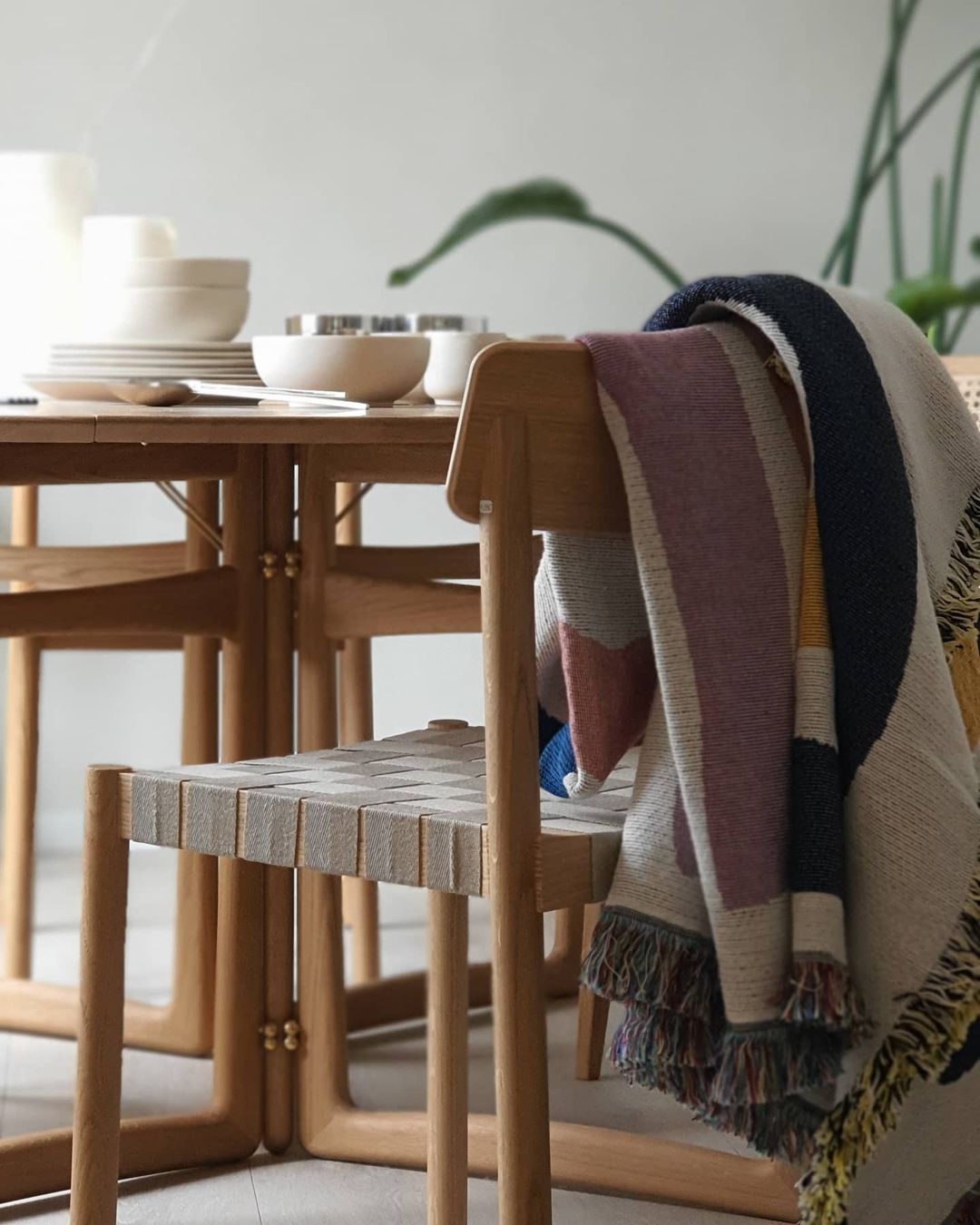 Betty TK1 Stackable chair - Oak w. natural linen