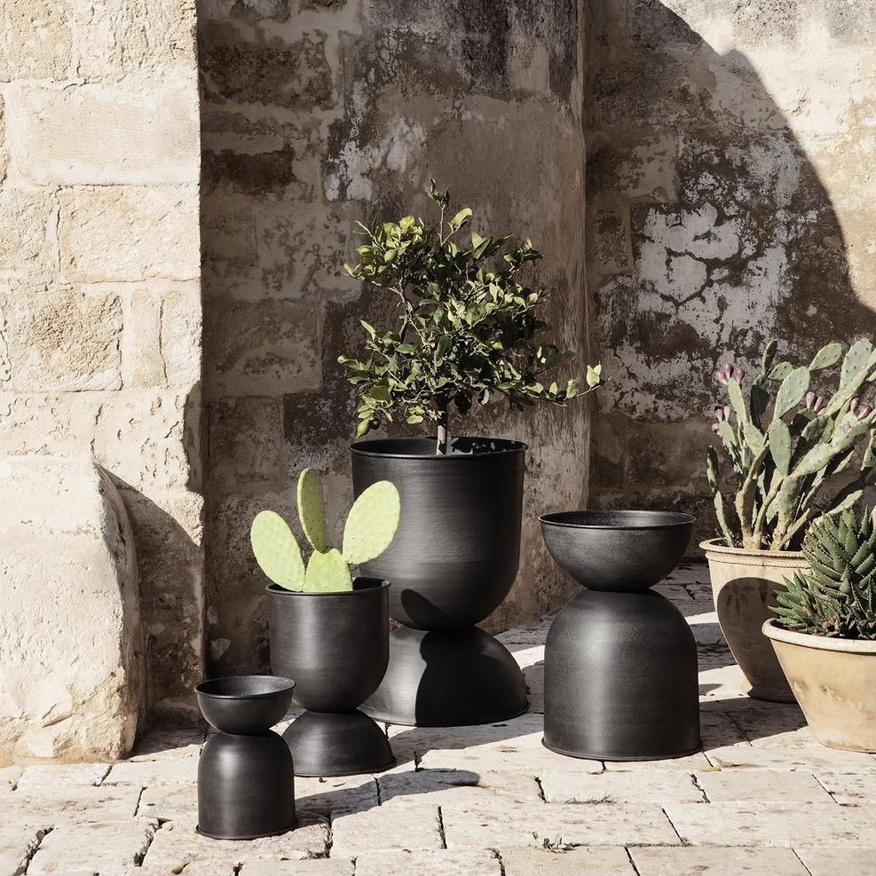Hourglass Pot Extra Small - Black