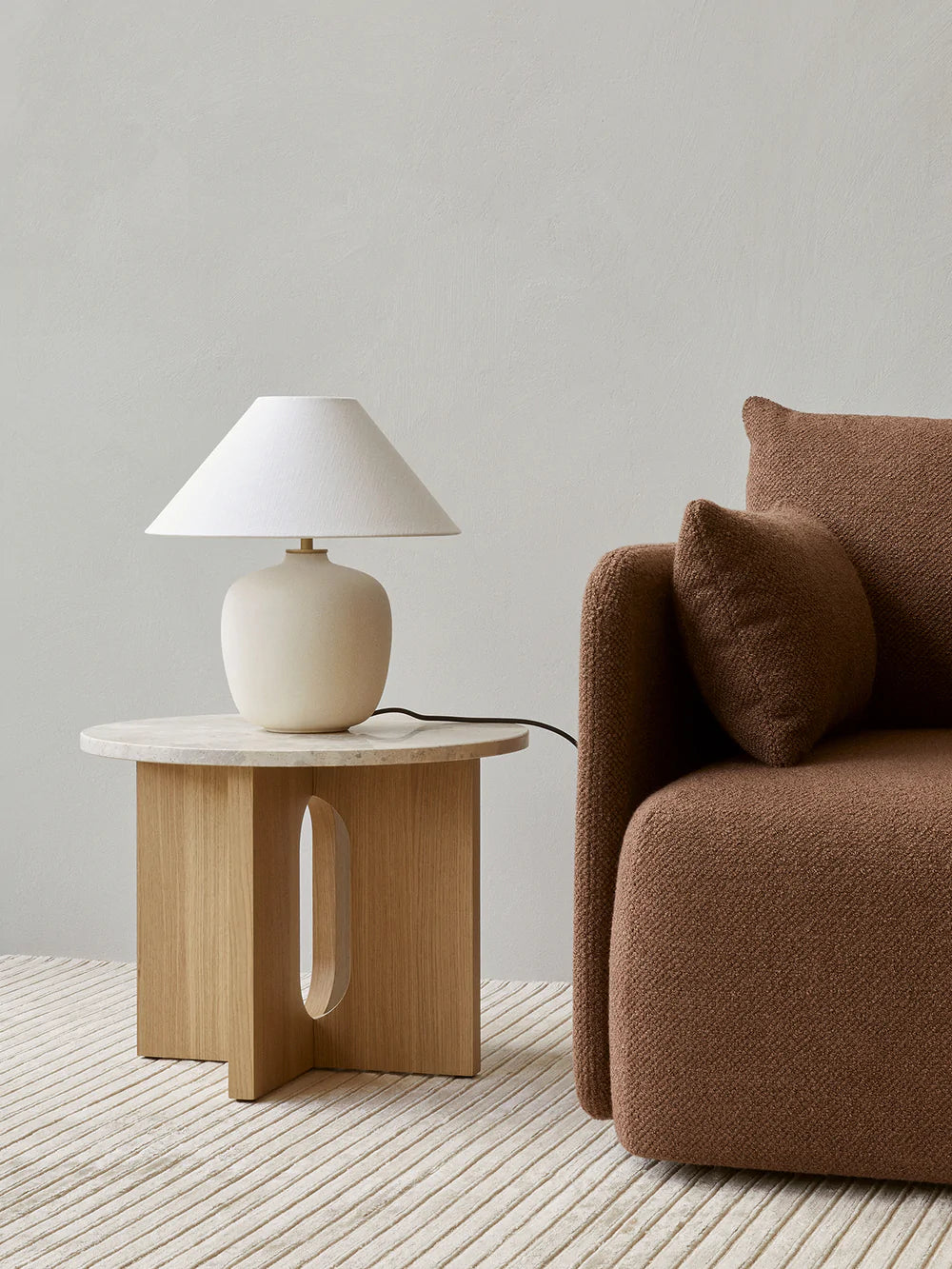 Androgyne Side Table, Ø50 - Natural Oak, Kunis Breccia sand