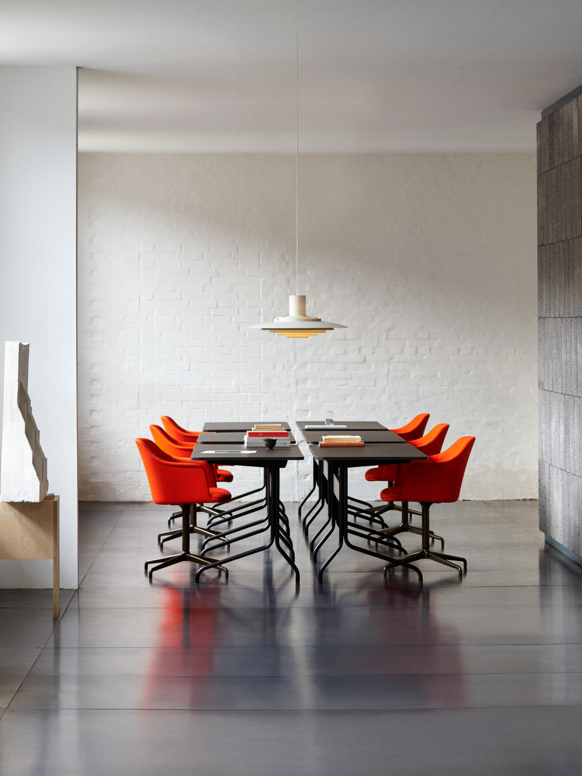 Pavilion Desk AV16 - Black Linoleum & Black lacquered oak