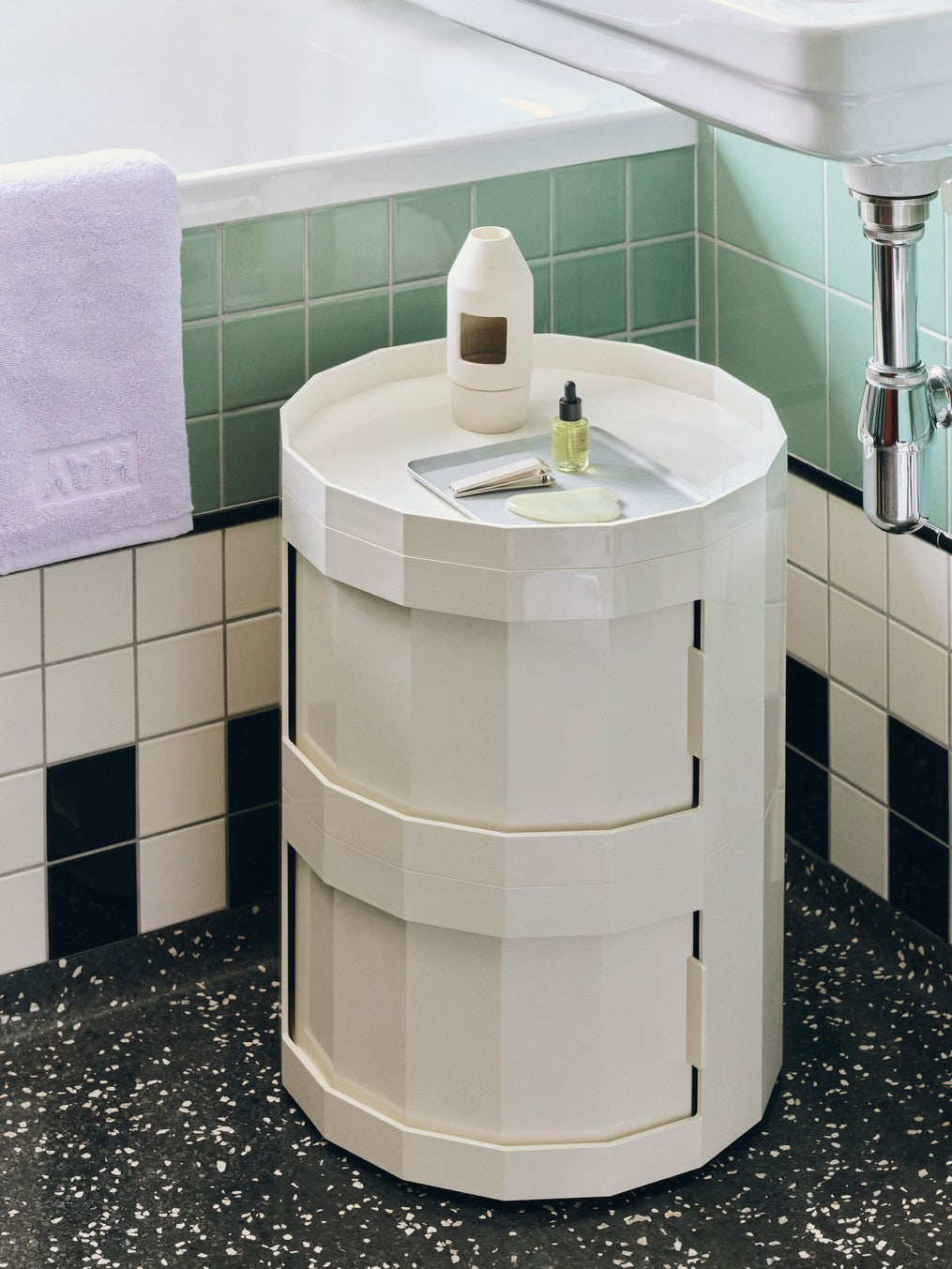 Cabinet Facet 20 cu picioare si roti - Eggshell