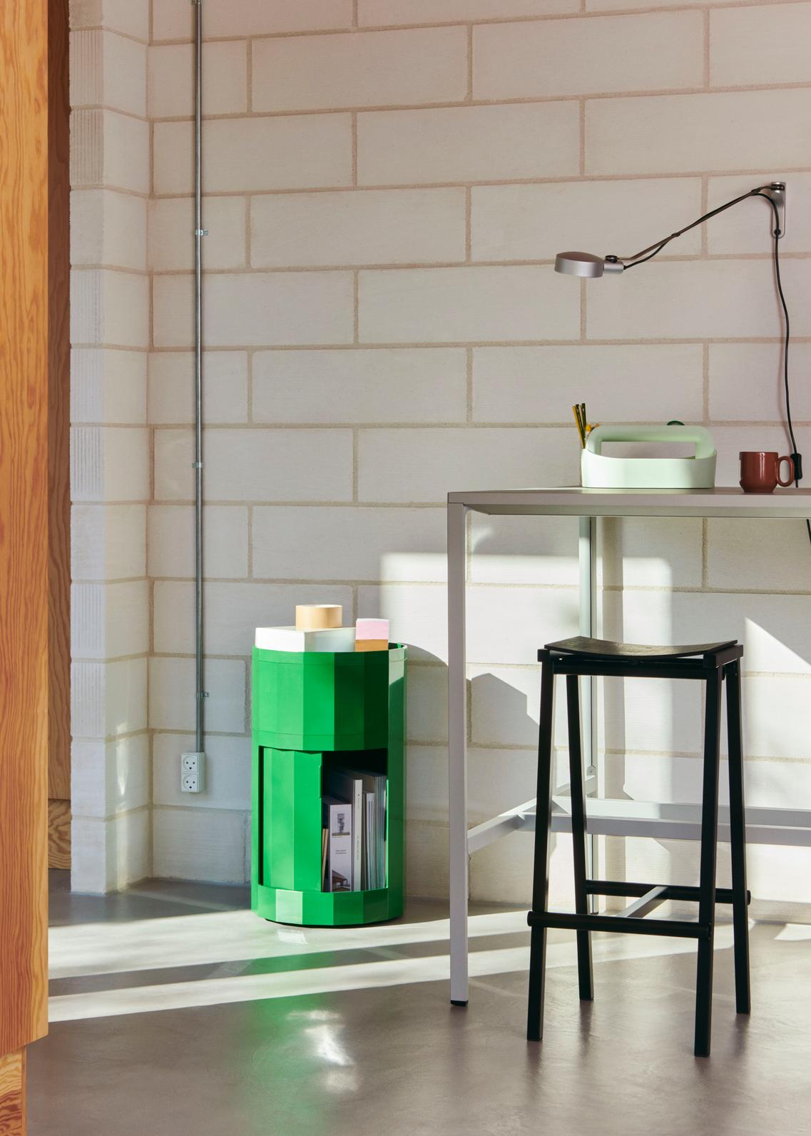 Cabinet Facet 101 cu picioare si roti - Spinach Green