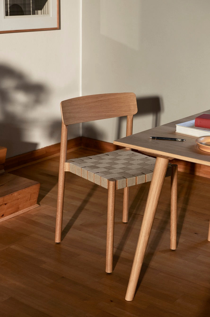 Betty TK1 Stackable chair - Oak w. natural linen