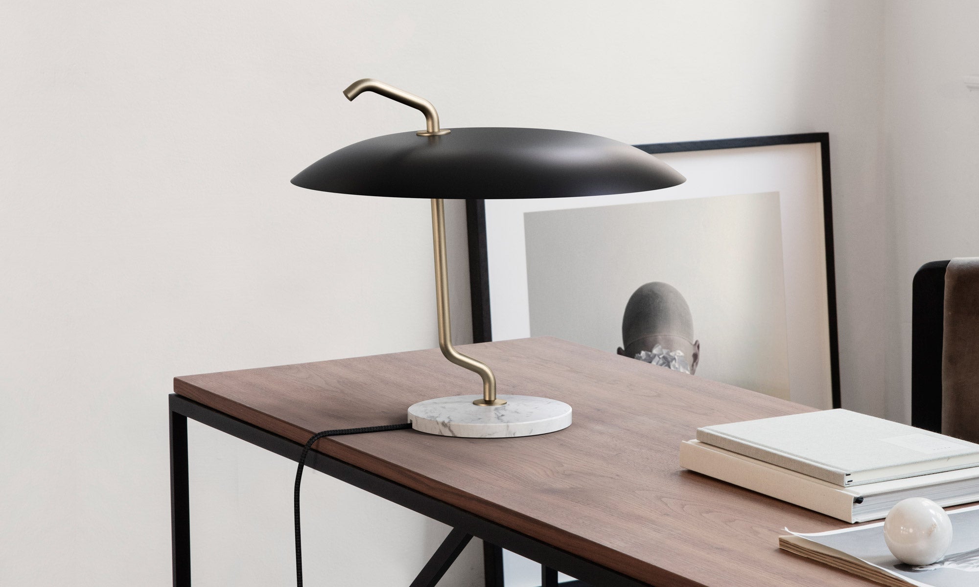 Lampă Model 537 - Structură alamă, reflector negru, bază marmură albă